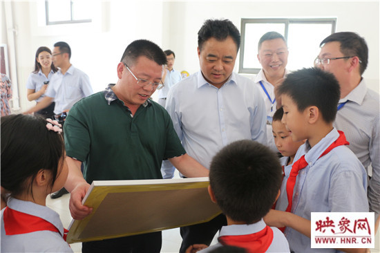 高新区管委会常务副主任李金勇看望慰问区内少年儿童