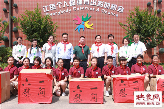 高新区管委会常务副主任李金勇看望慰问区内少年儿童