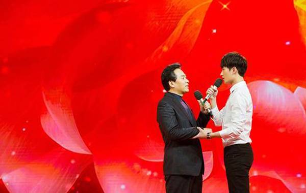 杨洋猴年春晚节目曝光与歌唱家佟铁鑫演唱父子
