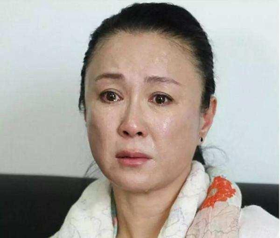 53岁妲己傅艺伟面容憔悴