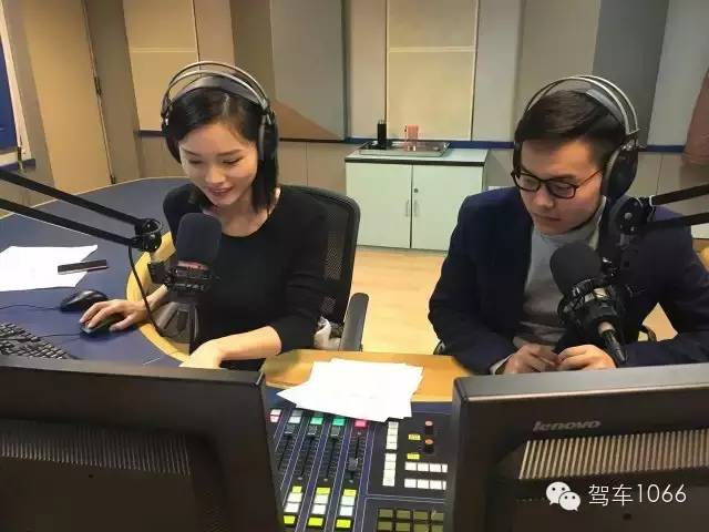 驾车106.6主持人叶子,小泽在做直播前准备