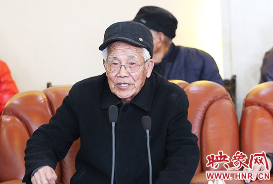 李虎山老人向大家介绍当年开七天七夜大会的情况