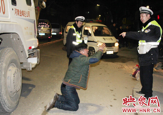 郑州一男子醉驾闹事对警察爆粗口最后跪地道歉