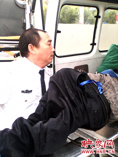 把老人抬上救护车