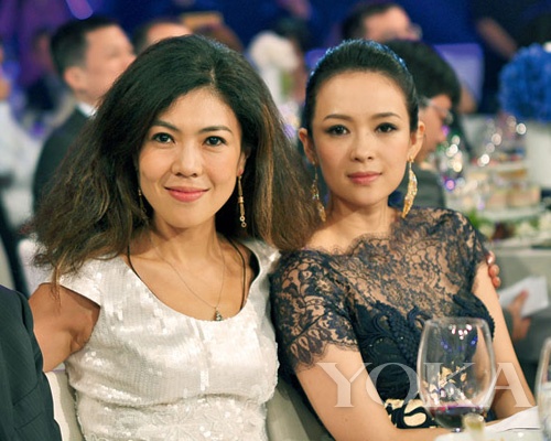 芭莎慈善夜苏芒,章子怡合影,简约马尾成功显v脸.