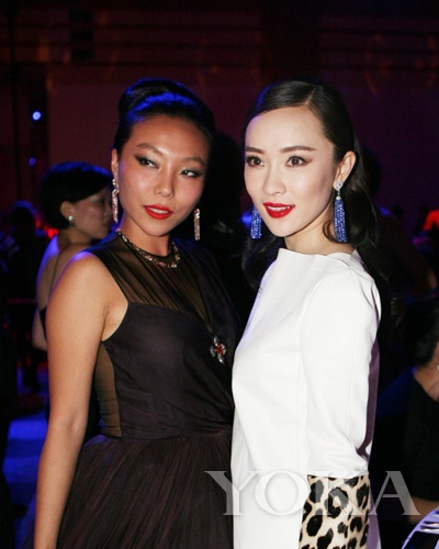 fashion in vogue 120年时尚之旅活动,万宝宝和霍思燕合影.