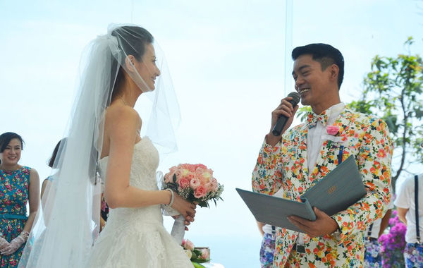2014年10月25日，黄伊汶、陈国坤在巴厘岛一座水晶教堂举行婚礼