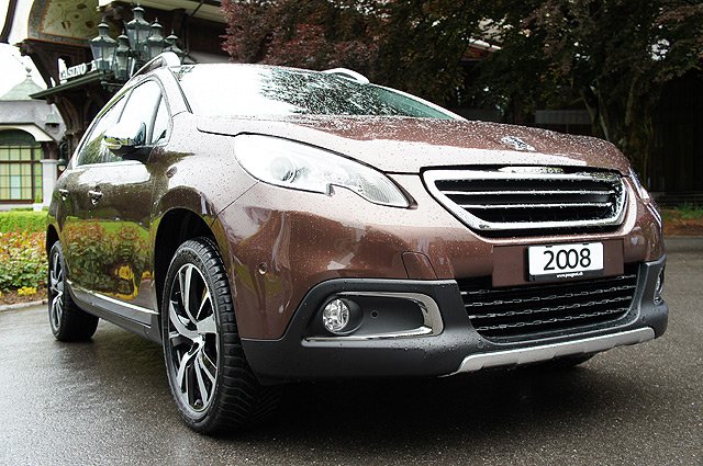 标致2008小型suv实拍图