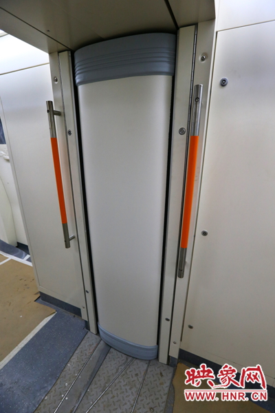 地铁车厢连接处