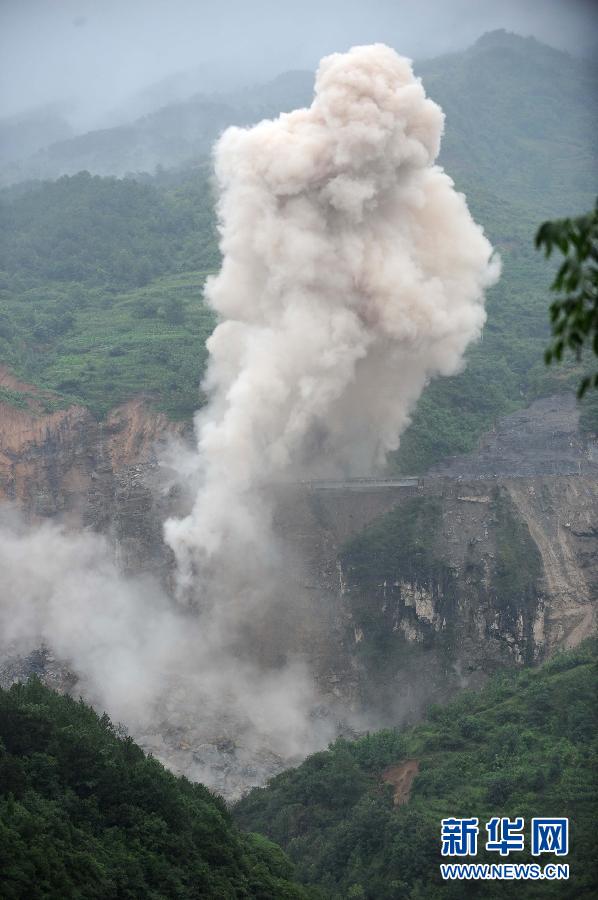 四川汉源堰塞湖爆破排险