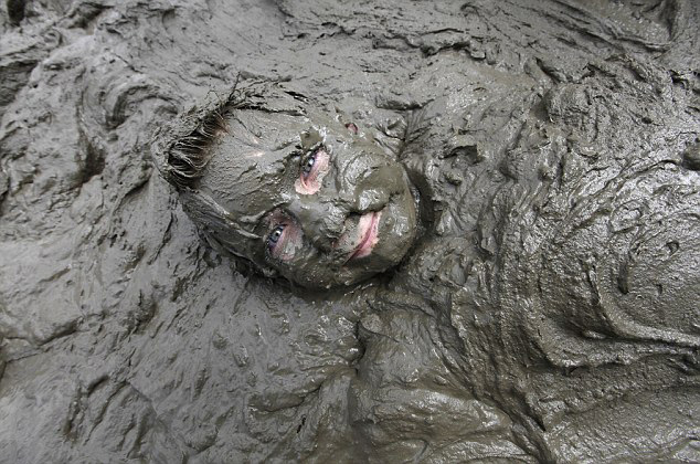 美国儿童泥浆中打滚