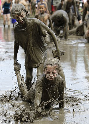 美国儿童泥浆中打滚