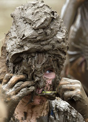 美国儿童泥浆中打滚