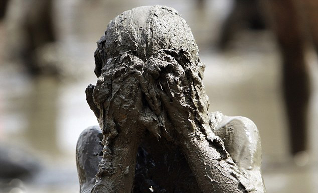 美国儿童泥浆中打滚