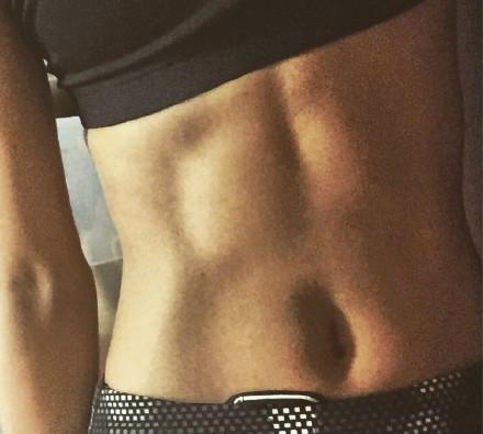 王珞丹晒腹肌照:运动是为了更好的吃