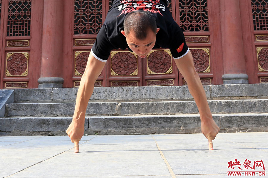 "一指禅王"郑州街头表演绝技