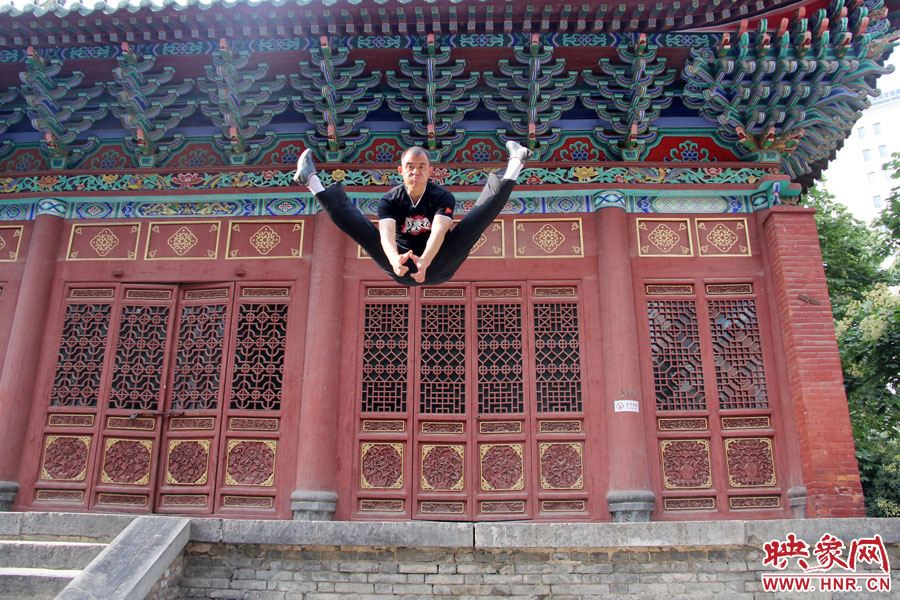 "一指禅王"郑州街头表演绝技