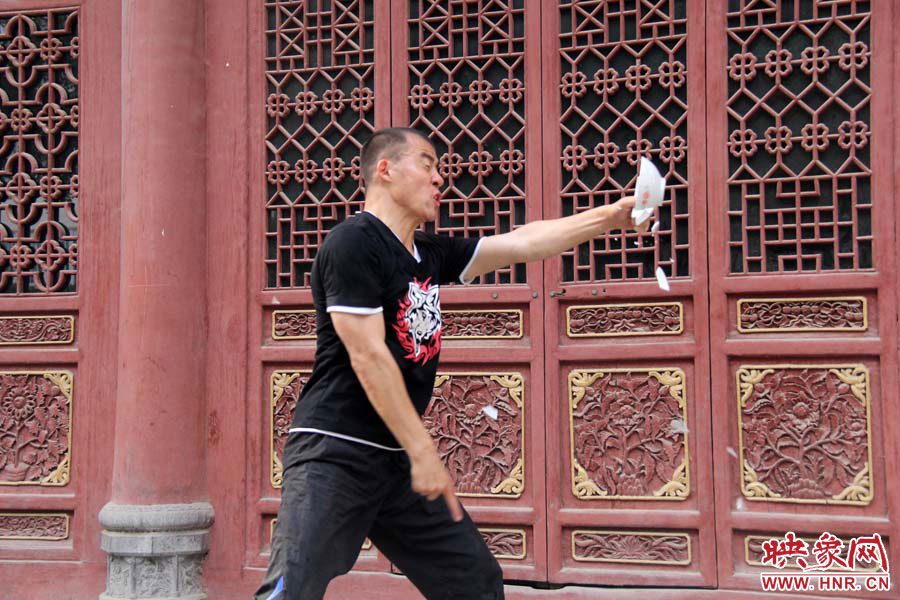 "一指禅王"郑州街头表演绝技