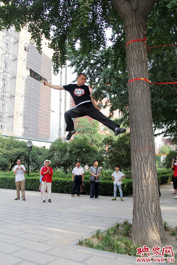 "一指禅王"郑州街头表演绝技