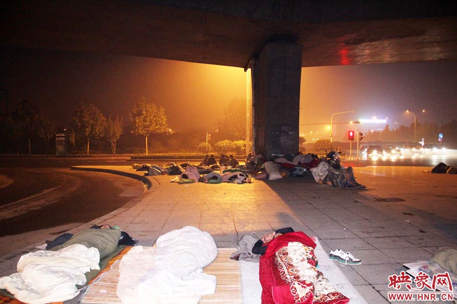 在中州大道农业路立交桥下躺着劳累一天的民工兄弟