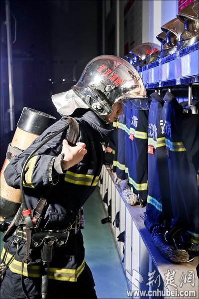 "90后"消防员摄影写真曝光 酷似美国大片海报