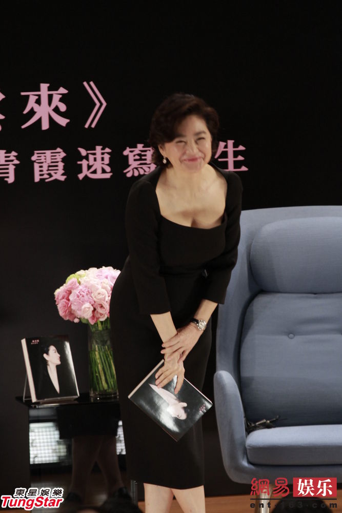 近日,刚过完60岁生日的林青霞在香港大学出席新书发布会,穿一袭黑色礼