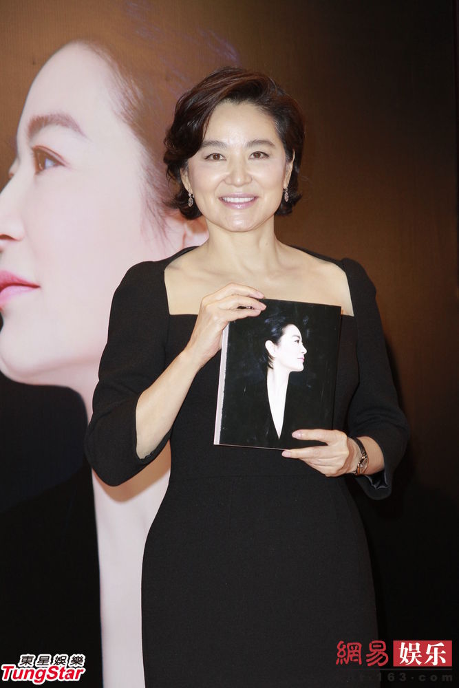 近日,刚过完60岁生日的林青霞在香港大学出席新书发布会,穿一袭黑色礼