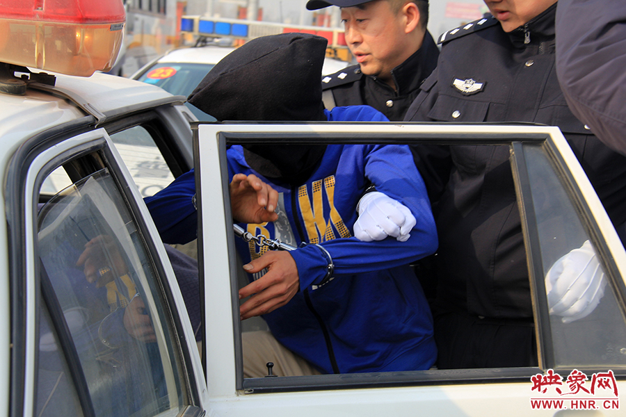 郑州警方押送车队排数百米长龙