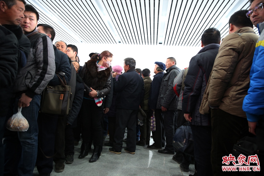 宋城路站排队购票的旅客排起了s型队伍.