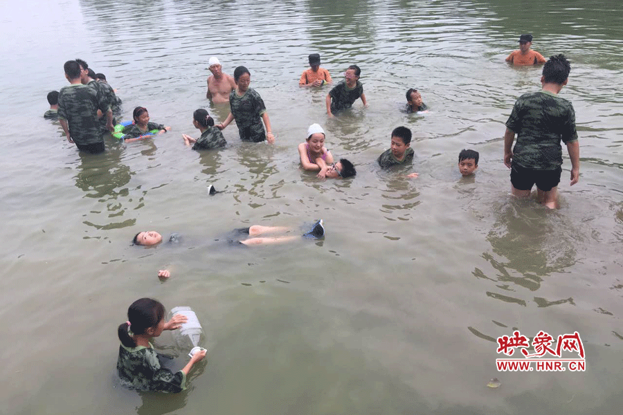 大象融媒飞象侠#郑州市红十字水上义务救援队队员教导学员们溺水后