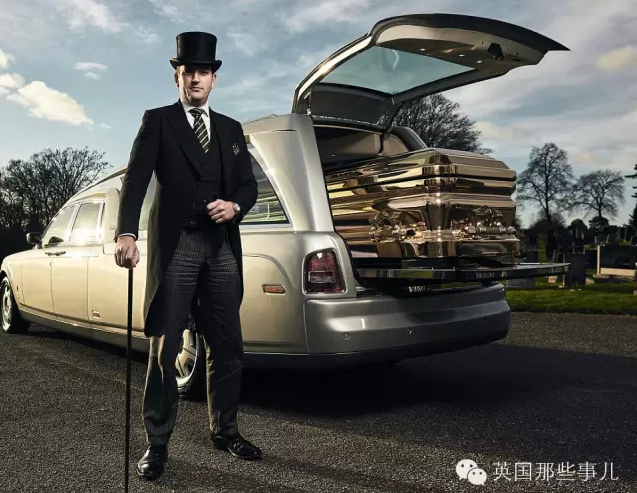 英国土豪葬礼:棺材镀金 灵车用劳斯莱斯