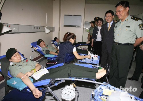 驻港部队漂亮女兵无偿献血