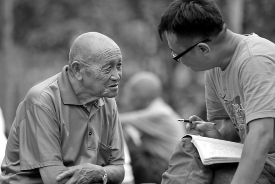 4日,刘庄村81岁高龄的刘殿书向记者讲述史来贺年轻时的故事