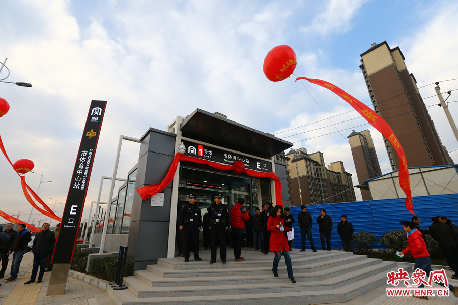 郑州地铁市体育中心站准备迎接第一批客人的到来