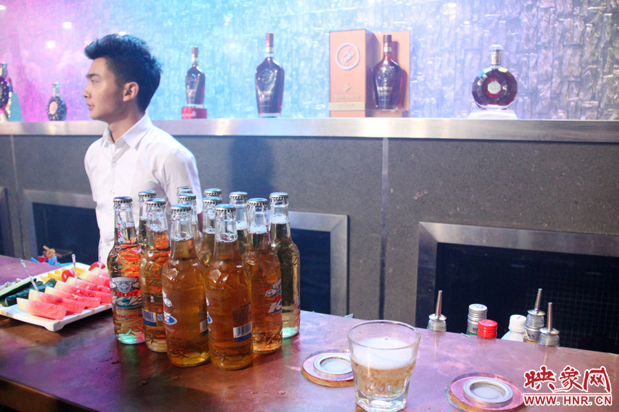 酒吧吧台也展示了各类酒品.