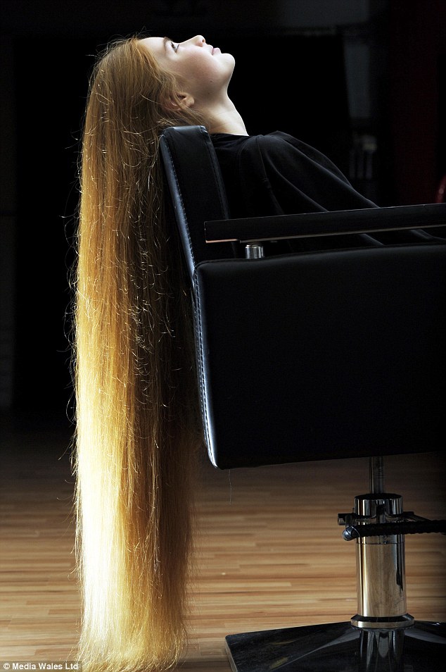 现实版长发公主英国15米高少女金色长发及膝