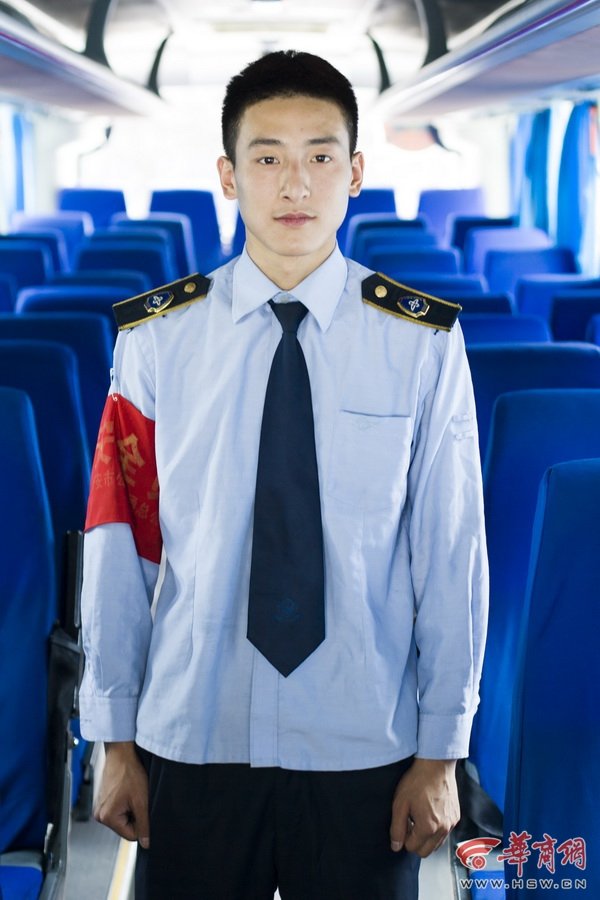 西安一公交车现最帅售票员