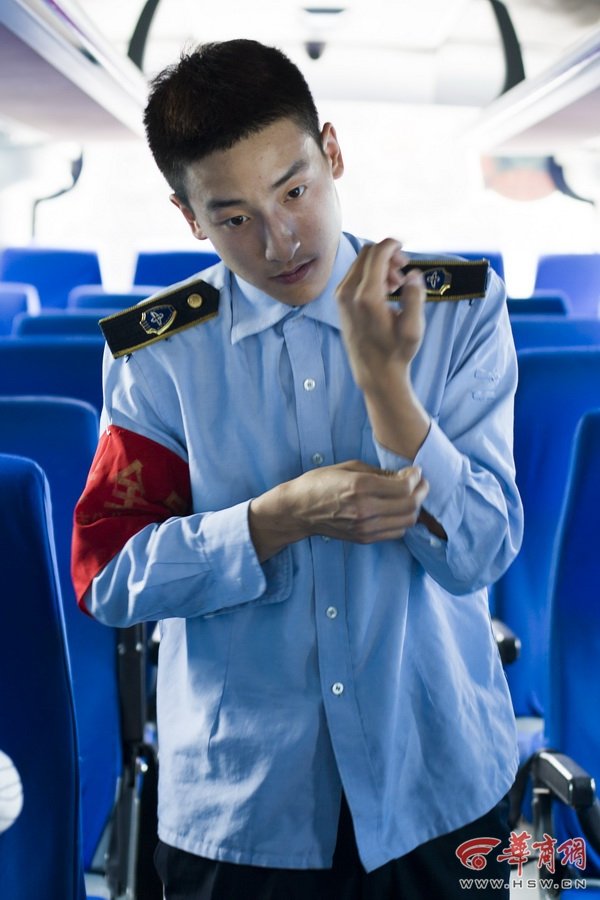 西安一公交车现最帅售票员